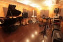 大阪府寝屋川市の音楽スタジオ　Studio PlusOneグランドピアノ常設、アクリル板で仕切ってジャズコンボなどの一発録りも可能！