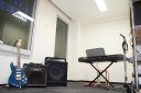 東京都荒川区の音楽スタジオ　I.G.Oスタジオ西日暮里店B-studio：約7.5畳、電子ピアノ、ギターアンプ、ベースアンプ、P.A.
