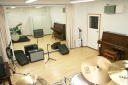東京都荒川区の音楽スタジオ　I.G.Oスタジオ西日暮里店A-studio：約14畳、ドラム、ギターアンプ2台、ベースアンプ、アップライトピアノ、P.A.
