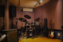 神奈川県横浜市神奈川区の音楽スタジオ　レヴォリューション・レコーディングスタジオ（Revolution Recording Studio） ボーカル録音から、ギター、ベース、ドラム、キーボードなどのバンド形式まで対応しております。