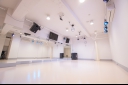 東京都新宿区の音楽スタジオ　ダンススタジオ  ベースオントップ高田馬場店24帖(43㎡)の9stでは55インチの大型モニターと照明システムを設置しています。