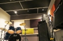 大阪府門真市元町の音楽スタジオ　grun studio〈グランスタジオ〉４〜６名様でのご利用に最適なサイズのスタジオです。可動式吸音材を導入する事で、音の響きをコントロールする事ができ、様々な利用シーンに対応します。