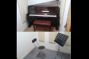 神奈川県横浜市神奈川区の音楽スタジオ　STUDIO楽横浜反町店アップライトピアノのある防音室を3部屋と、アップライトピアノのないお部屋を2部屋ご用意しておりますので、様々な楽器の練習にお使い頂けます。
2.3人での練習にもお使い頂けます。