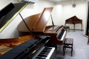 兵庫県神戸市須磨区の音楽スタジオ　KOBEらぼ♪Polka（らぼポルカ）グランドピアノ2台とスピネットを設置した室内。音響の最も良い場所に数人分の椅子を並べるスペースもあり、弦楽器などとのアンサンブル練習も可能です。