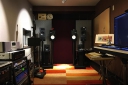 東京都板橋区の音楽スタジオ ユナイテッドスタジオ新河岸音楽工務所マイクは主にNeumann M149とAEA R44C、モニターはPMC twotwo6とYamaha NS-10Mというチョイスにより、新旧機種の持ち味を生かした音作りを可能としております。 東京都板橋区の音楽スタジオ ユナイテッドスタジオ新河岸音楽工務所マイクは主にNeumann M149とAEA R44C、モニターはPMC twotwo6とYamaha NS-10Mというチョイスにより、新旧機種の持ち味を生かした音作りを可能としております。