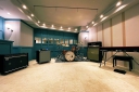 東京都港区の音楽スタジオ　東京音楽堂 芝浦LIVE STUDIO41㎡の広々とした防音スタジオです。
バンド練習だけでなく、ライブ配信・動画撮影のレンタル機材をご用意しております。
