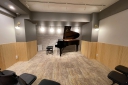 東京都中央区の音楽スタジオ　東京音楽堂 日本橋  ピアノホール客席用チェア（最大40席）やPA機材をご用意可能。クラシック楽器の持ち込みも可能で、練習だけでなく、ミニコンサートやサロンとしてご利用いただけます。