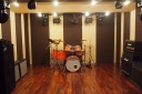 兵庫県芦屋市の音楽スタジオ　スタジオ8全体広さ：約２０畳以前より、かなり広くなりました。床と壁はこの部屋にあわせた音響設計がされています。