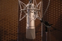 東京都世田谷区の音楽スタジオ　StarWoods Recording Studio最もポピュラーなマイクNeumann U87AiやAKG C414によるボーカル録音です。