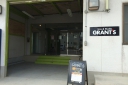愛知県津島市の音楽スタジオ　Live&Studio GRANT'Sヨシヅヤ津島本店の向かい、モスバーガー隣にあります。