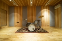 鹿児島県姶良市の音楽スタジオ　八幡スタジオ音響特性に基づき無垢材で仕上げたスタジオ。