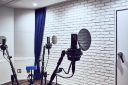 東京都中央区の音楽スタジオ　スタジオワンダーウォールマイクを4本立ててのボーカルダビングやアフレコ作業も可能です。