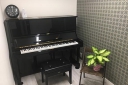 神奈川県藤沢市の音楽スタジオ　平山音楽院湘南台教室1～3名　アップライトピアノ設置のお部屋です。